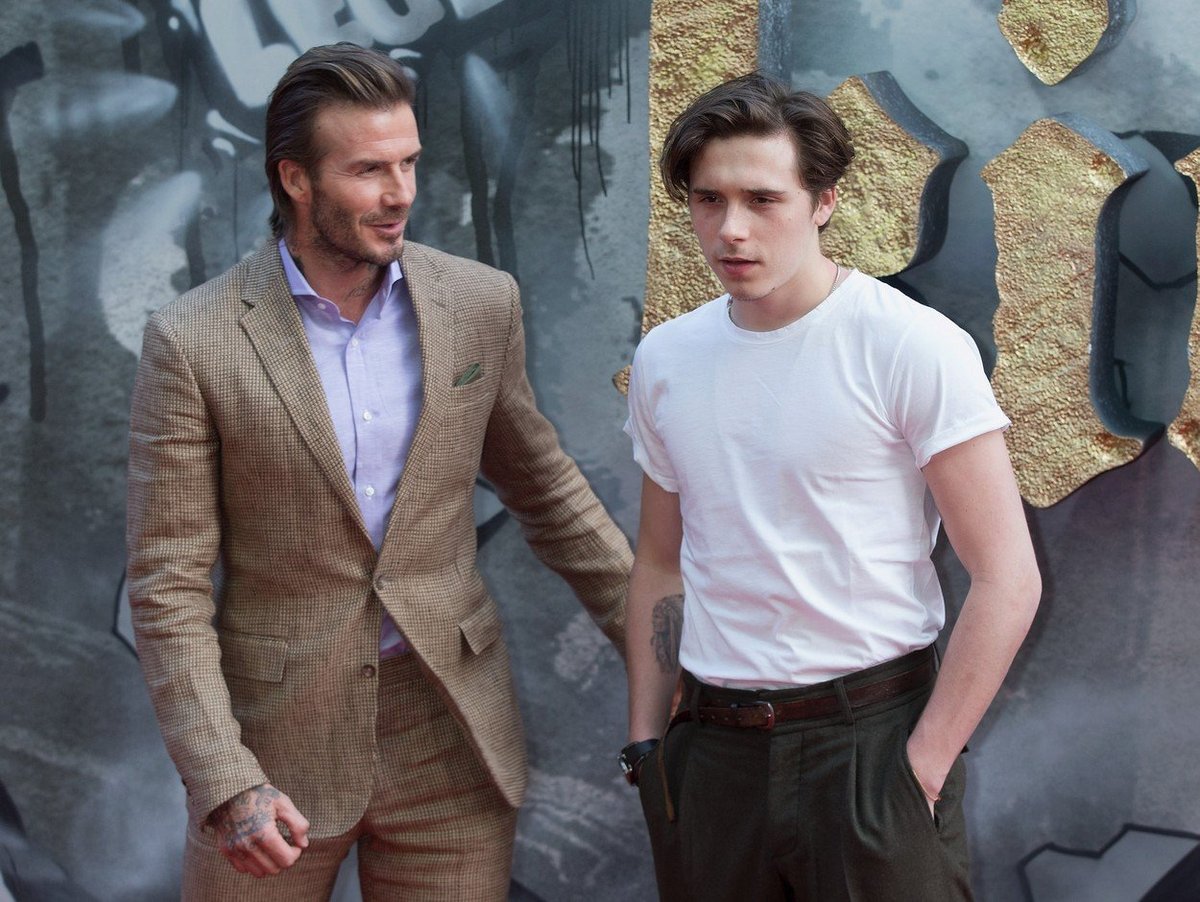 KVĚTEN: Brooklyn Beckham se svým otcem vyrazil na slavnostní premiéru filmu Král Artuš: Legenda o meči v Londýně.