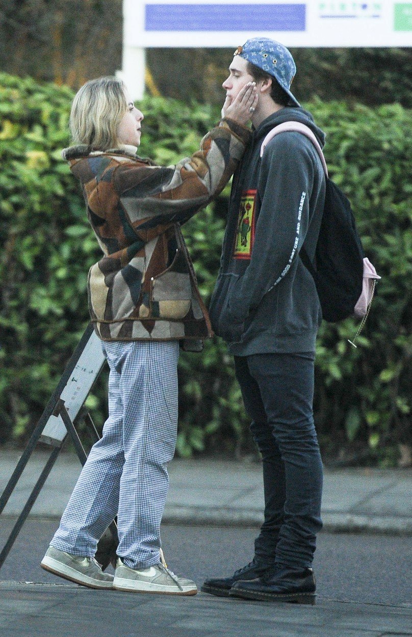 LEDEN:  Fotografové zachytili Brooklyna Beckhama s Anais Gallagherovou, dcerou slavného člena skupiny Oasis Noela Gallaghera. Několikrát se objali a vyměňovali si úsměvy od ucha k uchu.