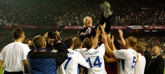 Oslavy postupu na EURO 2004. Karel Brückner nad hlavami hráčů.