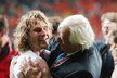 Radost po nezapomenutelném vítězství nad Nizozemskem na EURO 2004. Karel Brückner v objetí s Pavlem Nedvědem.