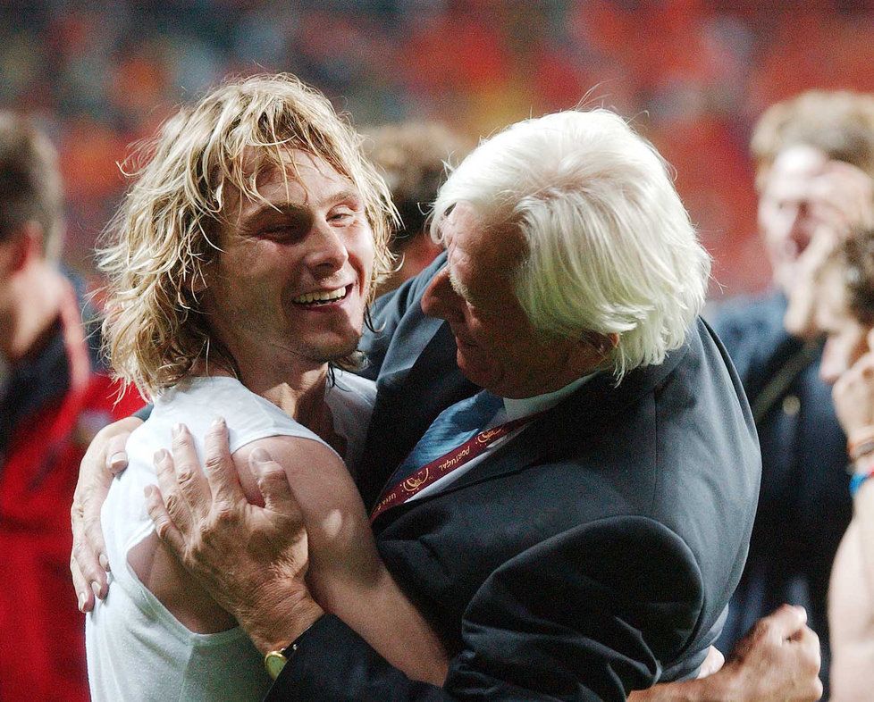 Radost po nezapomenutelném vítězství nad Nizozemskem na EURO 2004. Karel Brückner v objetí s Pavlem Nedvědem.