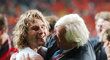 Radost po nezapomenutelném vítězství nad Nizozemskem na EURO 2004. Karel Brückner v objetí s Pavlem Nedvědem.