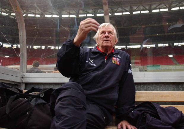 Karel Brückner rozjímá na lavičce vídeňského stadionu Karel Brückner rozjímá na lavičce vídeňského stadionu