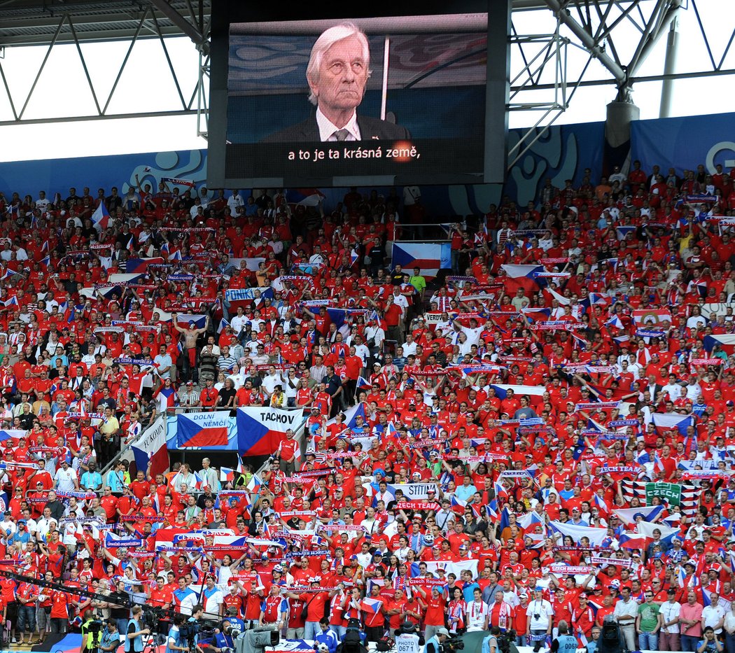 Čeští fanoušci i Karel Brückner při utkání s Portugalskem na EURO 2008 v Ženevě