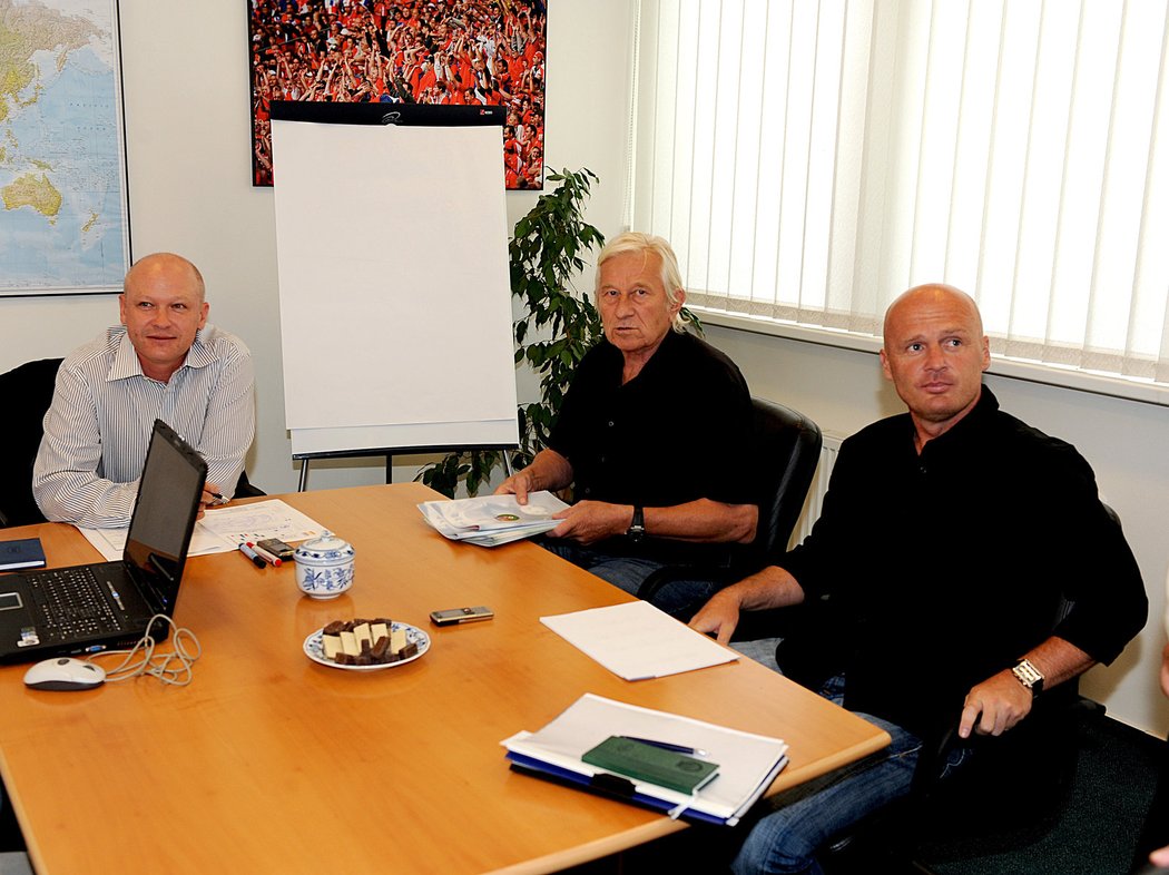Karel Brückner rozšířil realizační tým reprezentace znovu na konci kvalifikace o MS 2010. Na snímku s Michalem Bílkem a Ivanem Haškem.