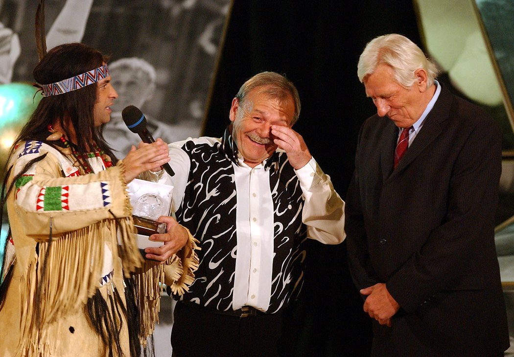 Při vyhlášení Zlatého míče ČR 2003 stojí na pódiu Karel Brückner s moderátorem Karlem Šípem a Martinem Dejdarem převlečený za Klekího Petru.