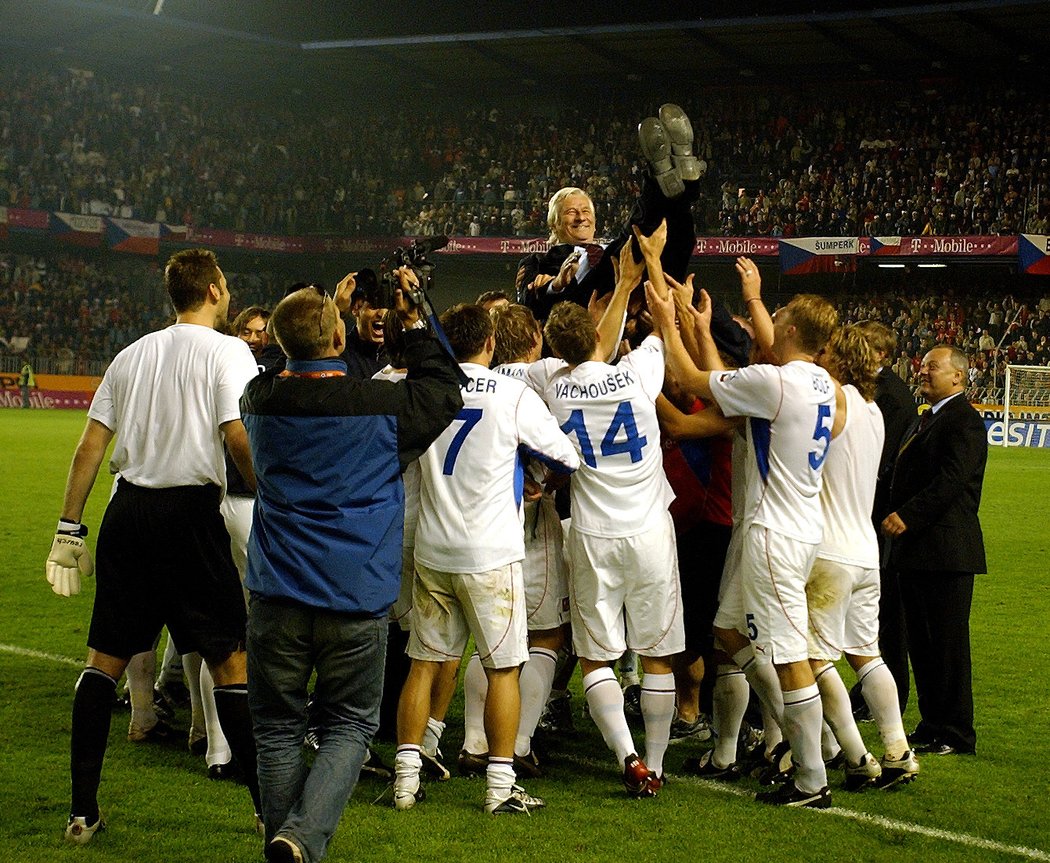 Oslavy postupu na EURO 2004. Karel Brückner nad hlavami hráčů.