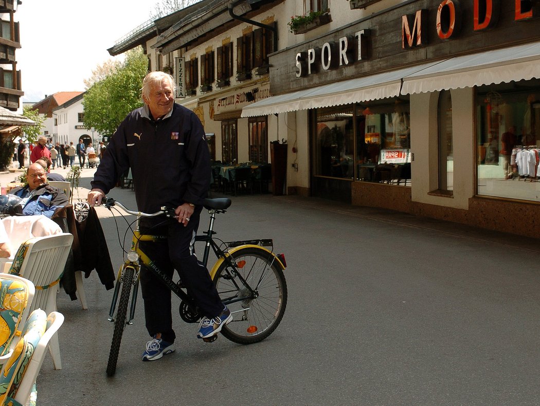 Karel Brückner při projížďce na kole po rakouském Seefeldu, kam reprezentace často vyrážela za jeho éry na soustředění