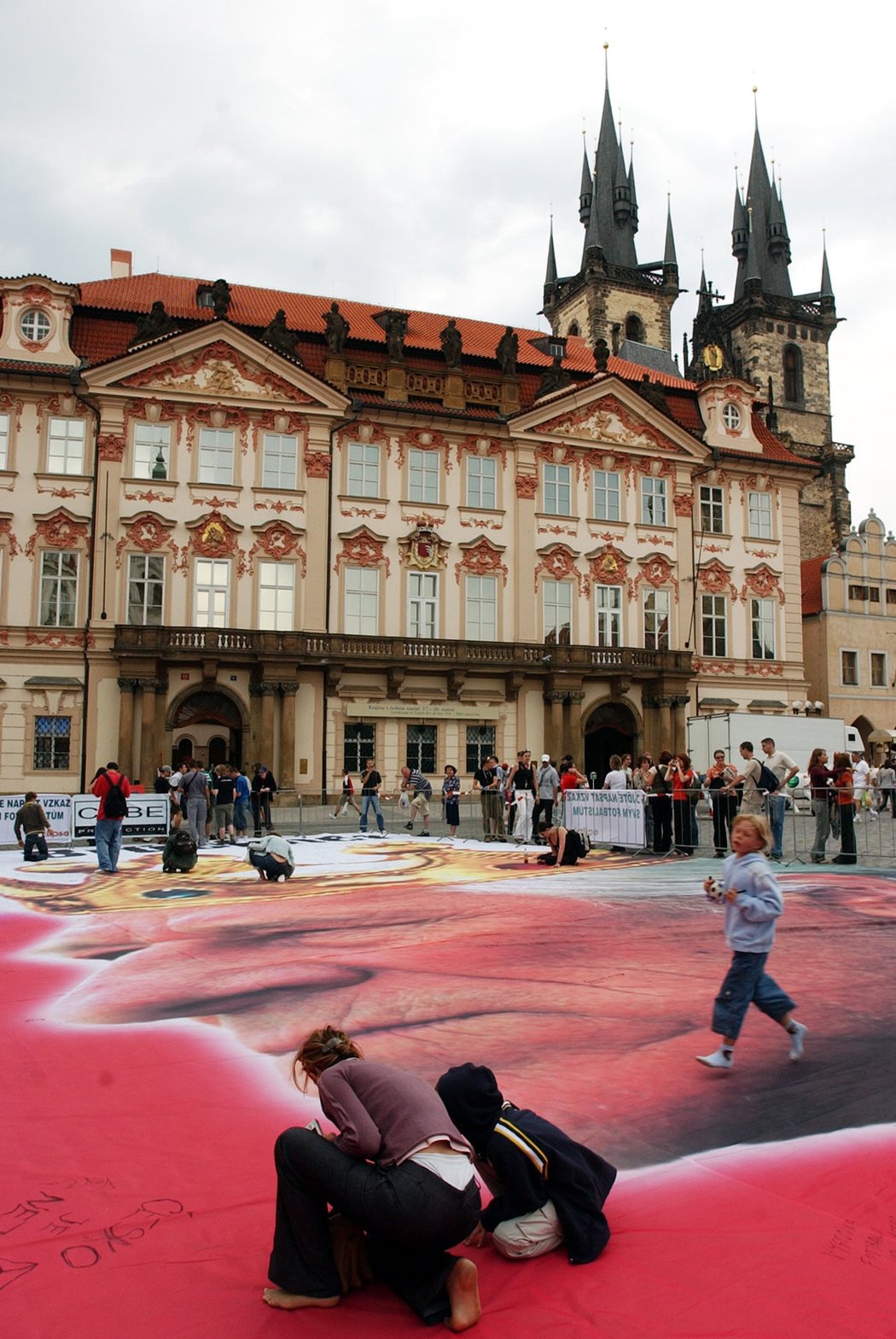 Fanoušci během EURO 2004 rozvinuli na Staroměstském náměstí v Praze obří plachtu s Brücknerovou podobiznou