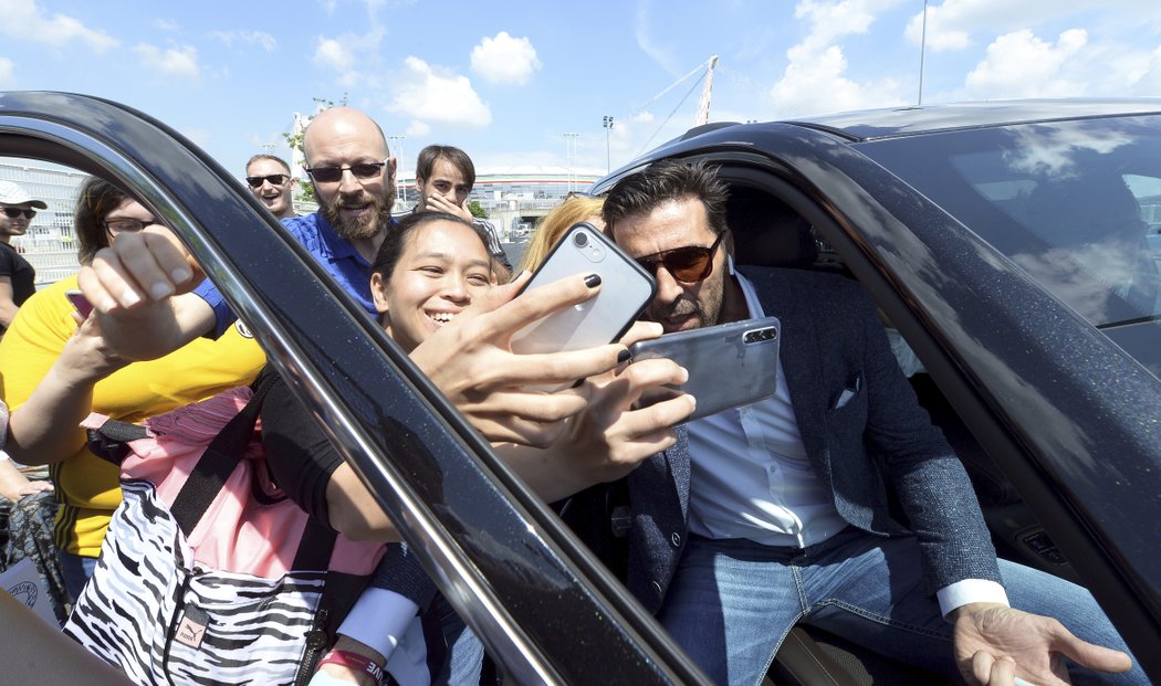 Gianluigi Buffon se fotí s fanoušky poté, co oznámil konec působení v Juventusu