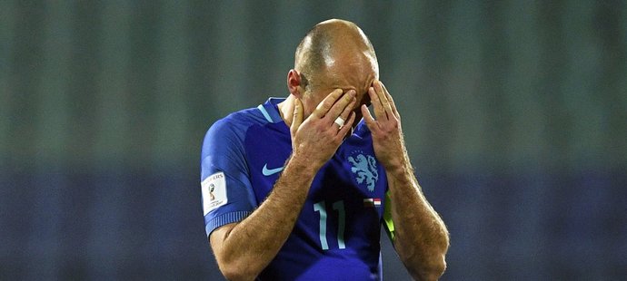 Zklamání v tváři kapitána Nizozemska Arjena Robbena