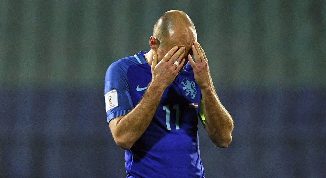 Zklamání v tváři kapitána Nizozemska Arjena Robbena