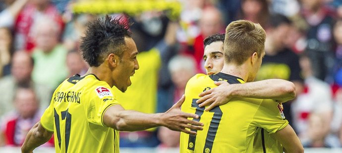 Hráči Borussie Dortmund se radují po vedoucím gólu do sítě Bayernu