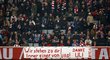 Fanoušci Bayernu Mnichov během zápasu transparentem podpořili odsouzeného bývalého šéfa klubu Uliho Hoenesse