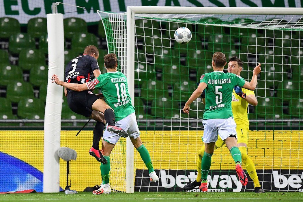 Jiří Pavlenka se marně snaží zabránit třetímu gólu Eintrachtu