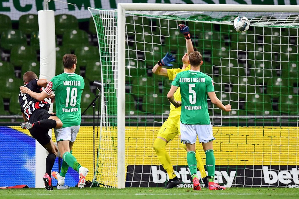Jiří Pavlenka se marně snaží zabránit třetímu gólu Eintrachtu