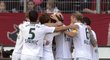 Hráči Leverkusenu se radují po gólu na hřišti Hannoveru