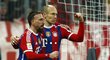 Hvězdy Bayernu Arjen Robben a Franck Ribéry se radují po gólu do sítě Freiburgu