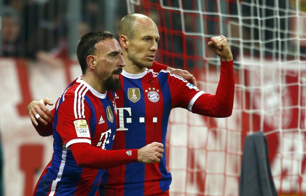 Hvězdy Bayernu Arjen Robben a Franck Ribéry se radují po gólu do sítě Freiburgu