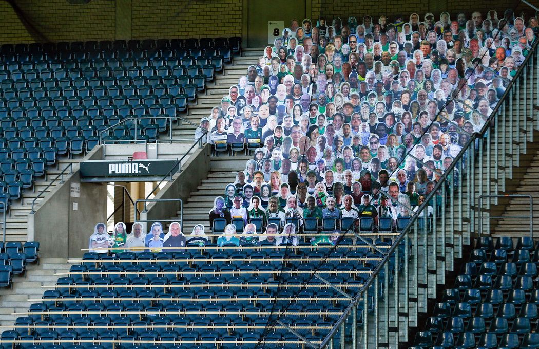 Opravdoví fanoušci na stadion nemohou, v Mönchengladbachu mají jen papírové