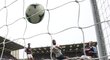 Útočník Burnley Matěj Vydra dorazil míč do sítě Bournemouthu