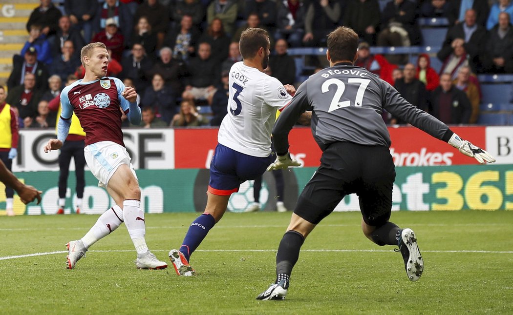 Matěj Vydra poprvé v Premier League nastoupil za Burnley v základní sestavě