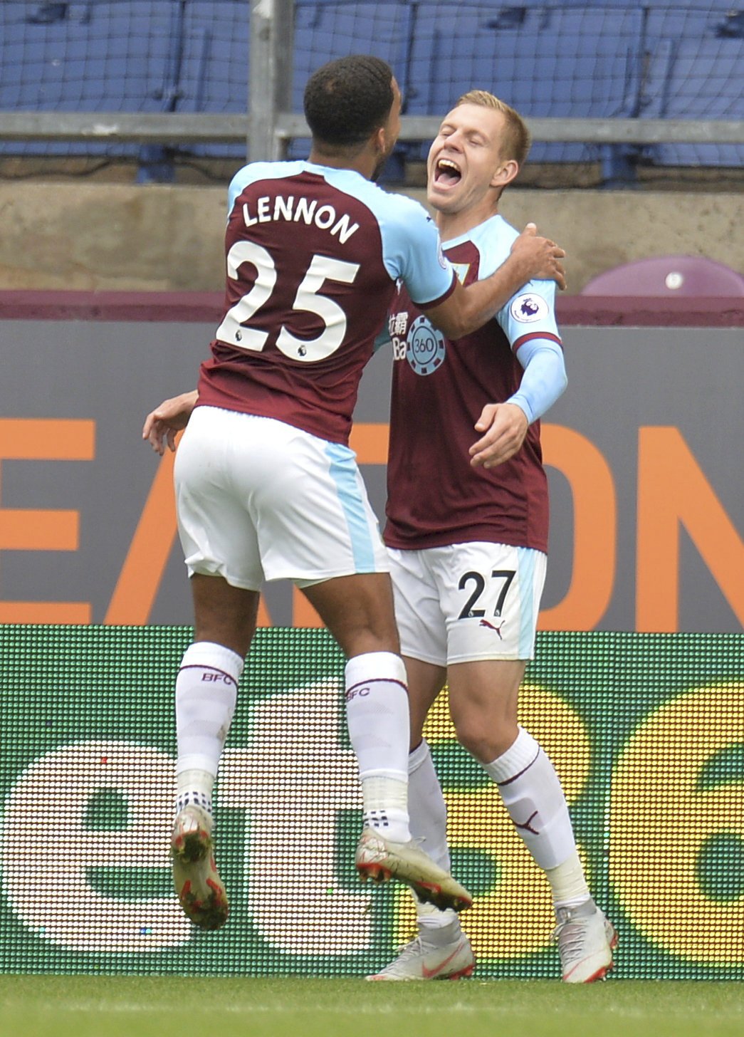 Radost Matěje Vydry po jeho prvním gólu za Burnley v Premier League