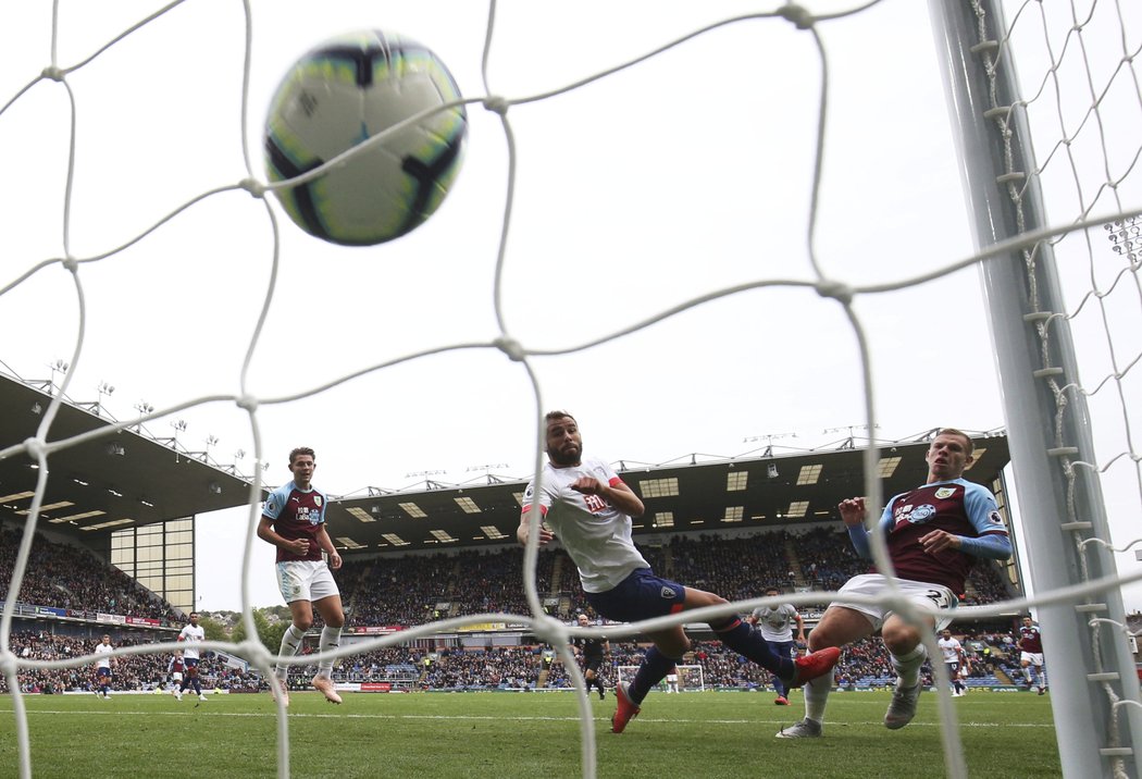 Útočník Burnley Matěj Vydra dorazil míč do sítě Bournemouthu