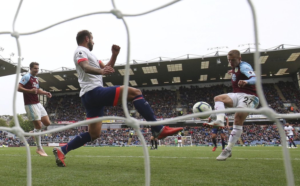 Útočník Burnley Matěj Vydra dorazil míč do sítě Bournemouthu