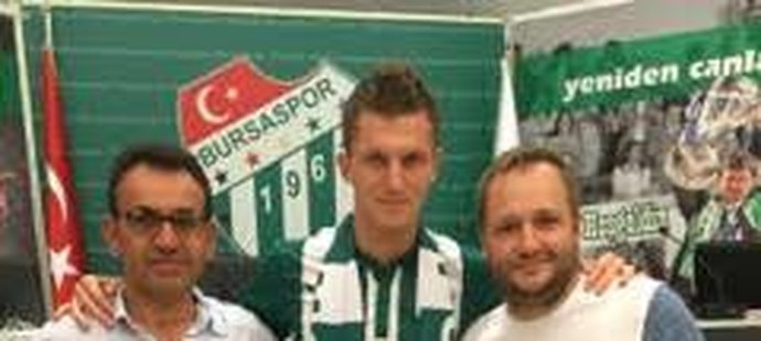 Tomáš Necid po přestupu do Bursasporu se svým agentem Jiřím Müllerem (vpravo)