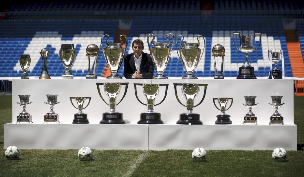 Brankář Iker Casillas s trofejemi Realu Madrid