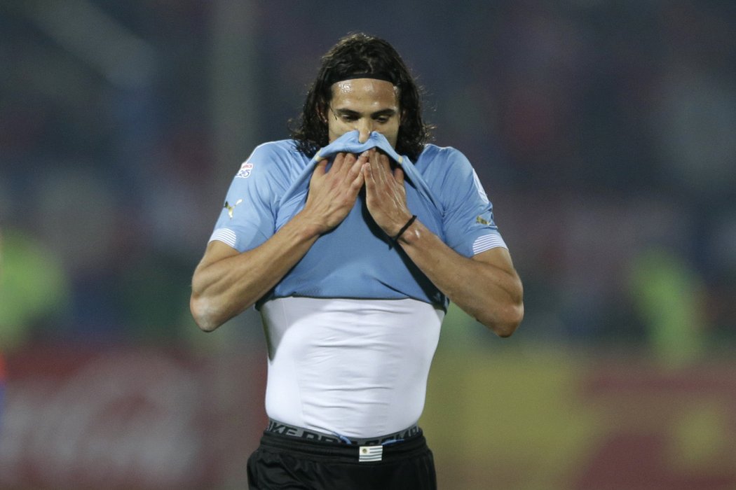 Po Cavaniho vyloučení Chile rozhodlo o postupu do semifinále.