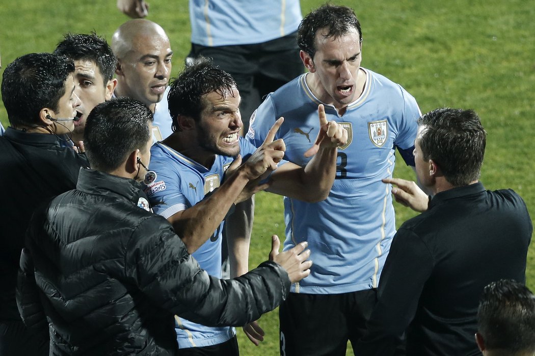 Běsní byli také Cavaniho uruguayští spoluhráči.