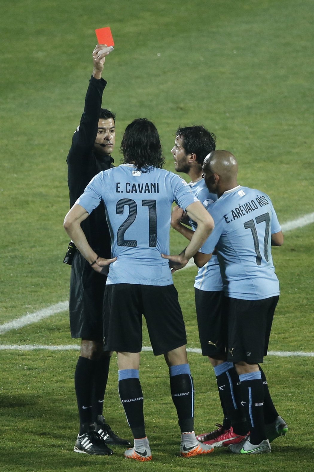 Cavani se ohnal a dostal červenou.