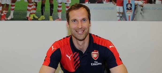Petr Čech podepisuje smlouvu s Arsenalem