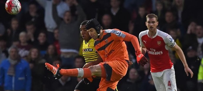 Brankář Arsenalu Petr Čech při zápase s Watfordem