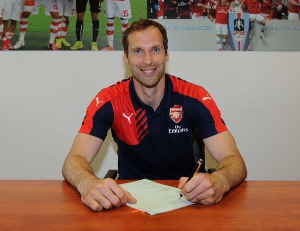 Petr Čech podepisuje smlouvu s Arsenalem