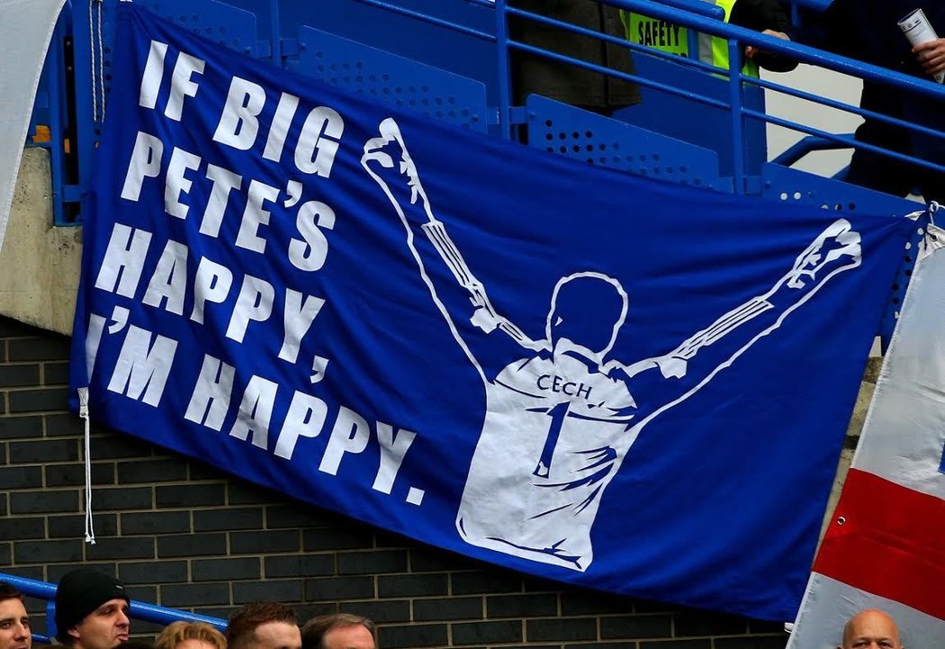 Fanoušci Chelsea si brankářské hvězdy váží. Když je Velký Pete šťastný, jsem také šťastný, hlásí na transparentu