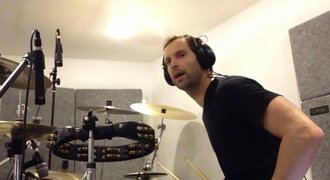 Čech do toho praštil! Podívejte se, jak zabubnoval písničku Foo Fighters