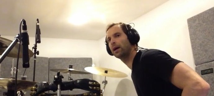 Petr Čech se věnuje hře na bicí s velkým nasazením
