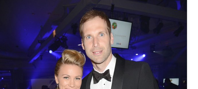 Matrina, manželka gólmana Chelsea Petra Čecha, si na ples spoluhráče Didiera Drogby oblékla sexy obleček.