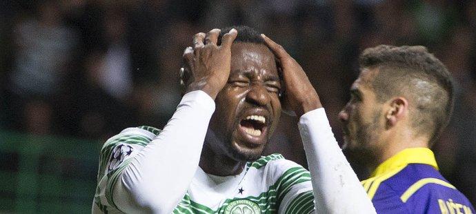 Zklamaný Efe Ambrose ze Celtiku Glasgow při utkání předkola Ligy mistrů