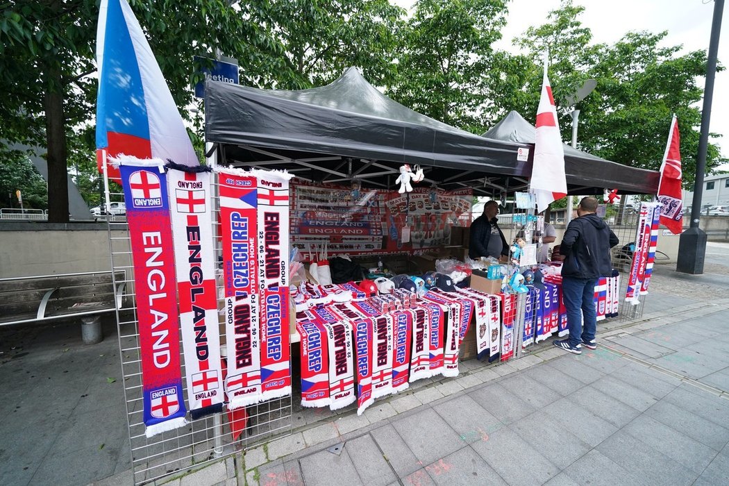 Předzápasové šály v prodeji před stadionem Wembley