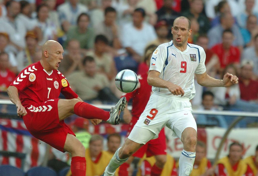 Útočník Jan Koller během čtvrtfinálové bitvy s Dánskem na EURO 2004 