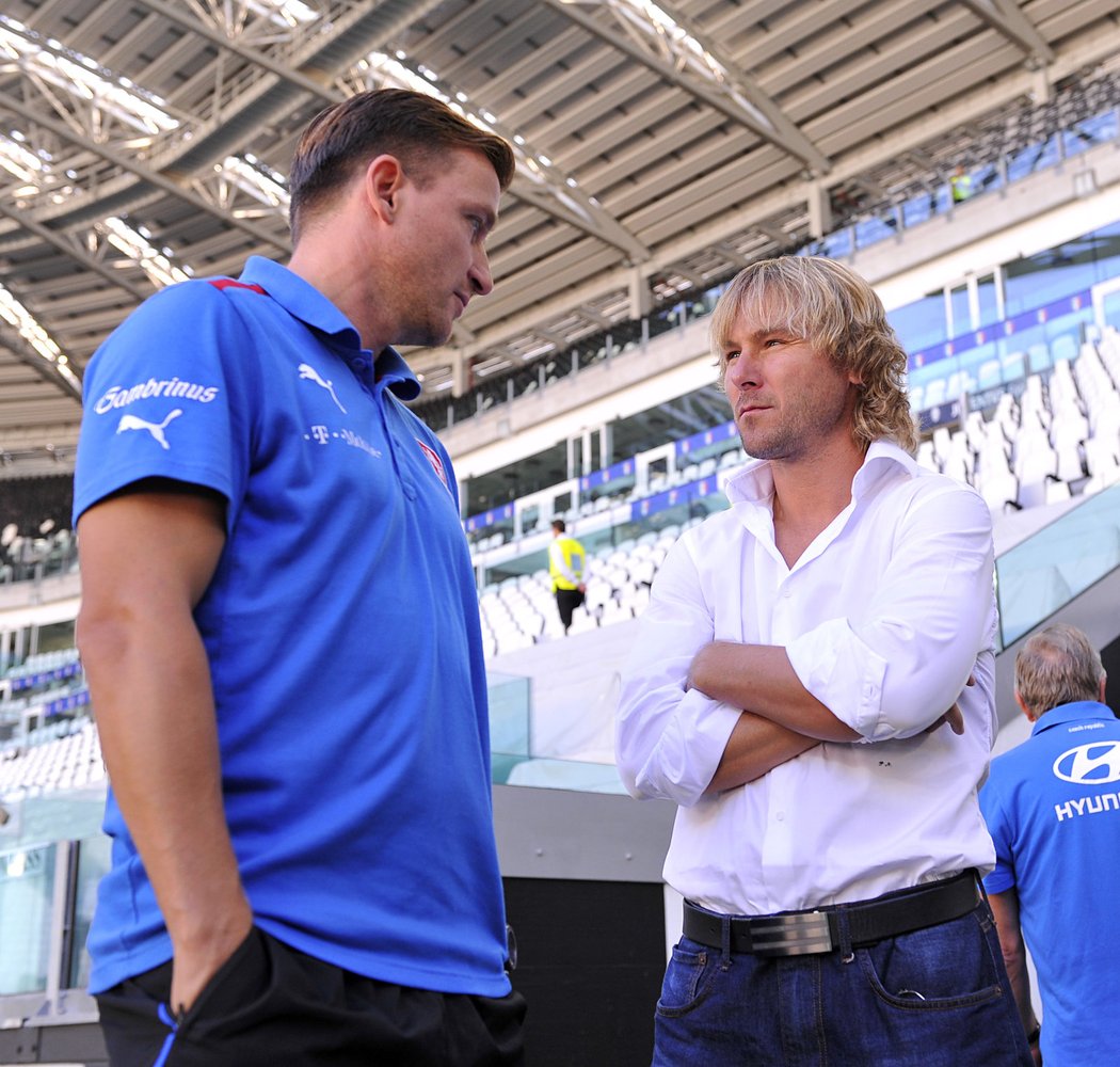 Pavel Nedvěd se baví s bývalým reprezentačním spoluhráčem Vladimírem Šmicrem na stadionu v Turíně