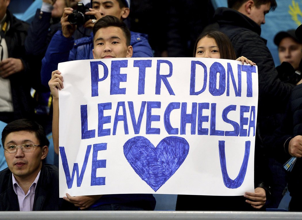 Mezi kazašskými fanoušky měl svoje obdivovatele brankář Petr Čech. Na transparentu ho prosili, aby nepřestoupil z Chelsea.