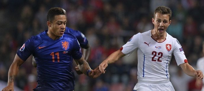 Na Letné byla k vidění parádní fotbalová bitva. Na snímku Memphis Depay a Vladimír Darida.