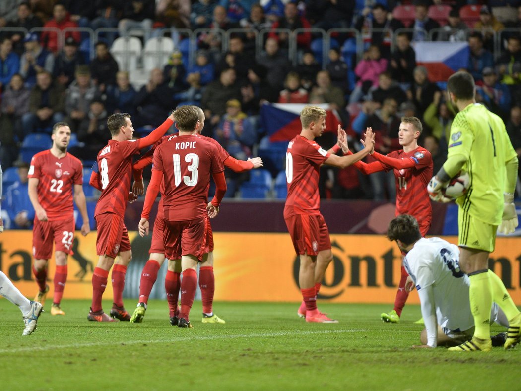 Čeští fotbalisté slaví gól proti San Marinu