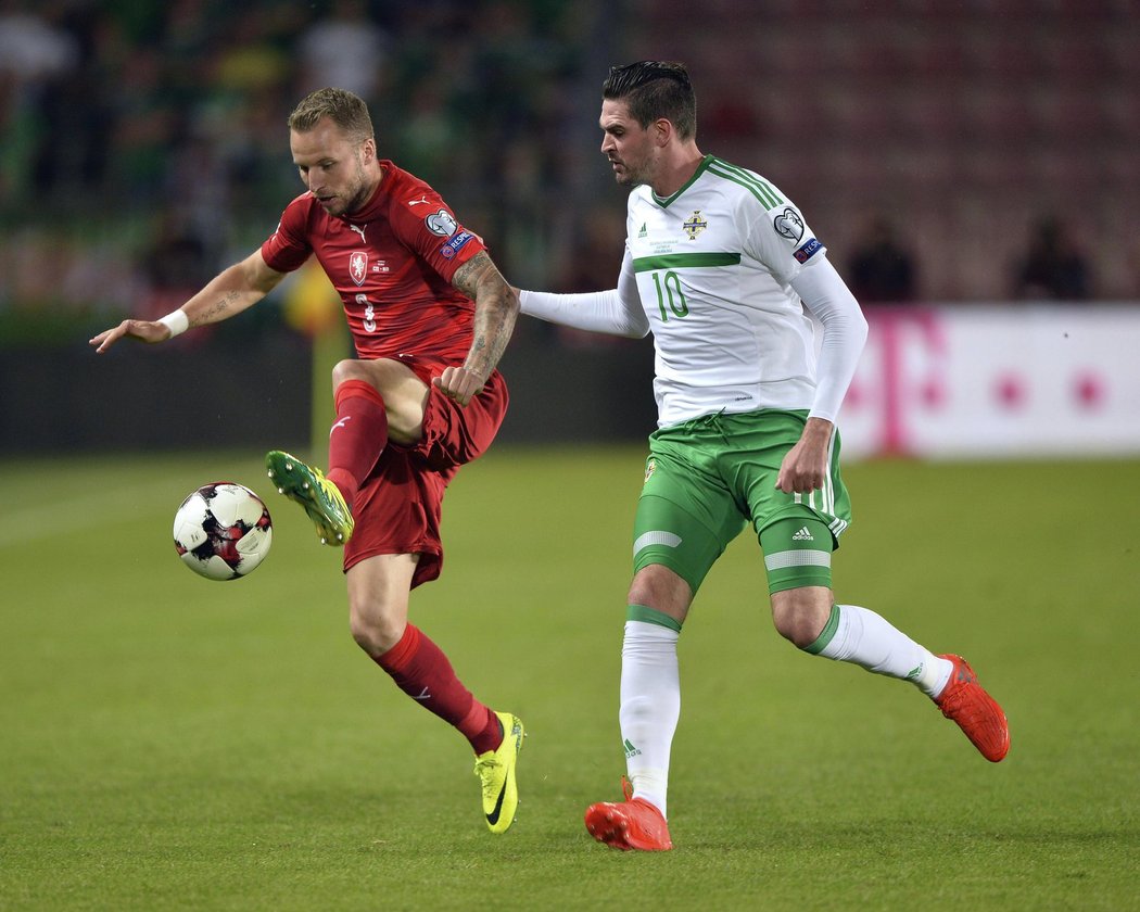 Český obránce Michal Kadlec a Kyle Lafferty z týmu Severního Irska při kvalifikačním utkání