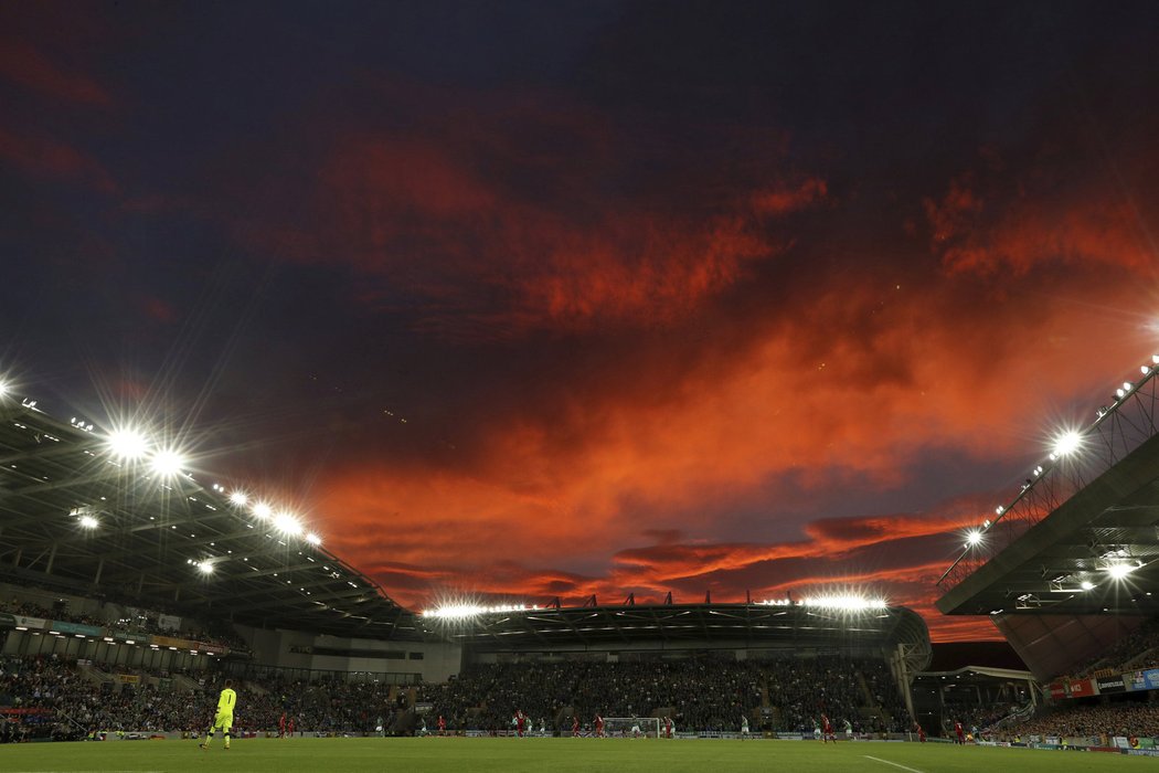 Zajímavě vybarvená obloha nad stadionem v Belfastu při utkání Severní Irsko - Česko